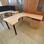 Dešininis kampinis darbo stalas su stalčių bloku