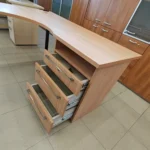 Dešininis kampinis darbo stalas su stalčių bloku - Image 2