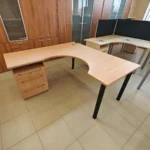 Kairinis kampinis darbo stalas su stalčių bloku