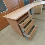 Kairinis kampinis darbo stalas su stalčių bloku - Image 3