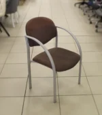 Alyvų spalvos lankytojų kėdė