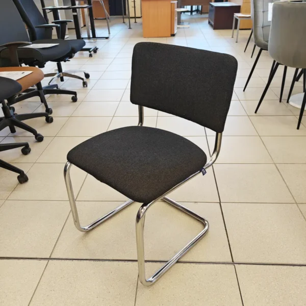 Juoda lankytojų kėdė