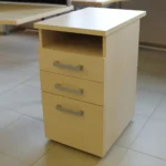 Aukštas beržo spalvos stalčių blokas