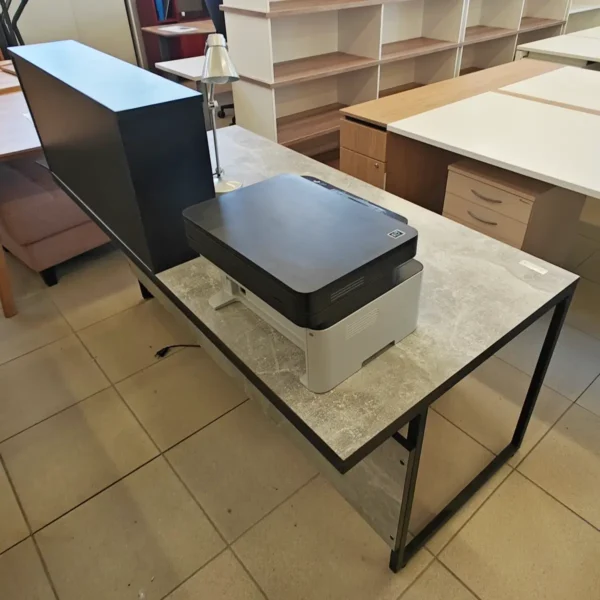 Juodai pilkas recepcijos stalas