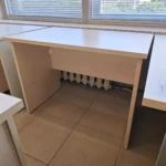 Nedidelis beržo spalvos darbo stalas