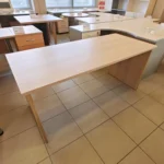 Ąžuolo spalvos darbo stalas