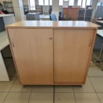 Buko spalvos spintelė su stumdomomis durelėmis