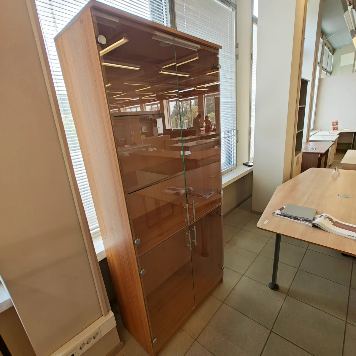 ND-SD-266 (1) Vitrina su stiklinėmis durelėmis ir lentynomis - Image 1
