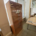 Vitrina su stiklinėmis durelėmis ir lentynomis