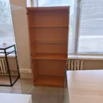 Vitrina su stiklinėmis durelėmis ir lentynomis - Image 2