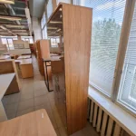 Vitrina su stiklinėmis durelėmis ir lentynomis - Image 3