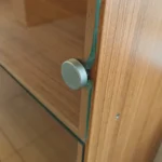 Vitrina su stiklinėmis durelėmis ir lentynomis - Image 4