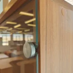 Vitrina su stiklinėmis durelėmis ir lentynomis - Image 5