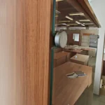 Vitrina su stiklinėmis durelėmis ir lentynomis - Image 6