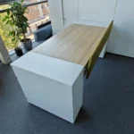 Ąžuolo ir baltos spalvos darbo stalas su dviem spintelėmis