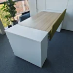 Ąžuolo ir baltos spalvos darbo stalas su dviem spintelėmis - Image 3