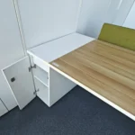 Ąžuolo ir baltos spalvos darbo stalas su dviem spintelėmis - Image 2