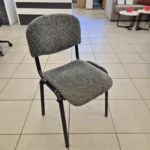 Pilka lankytojų kėdė su juodomis kojomis