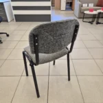 Pilka lankytojų kėdė su juodomis kojomis - Image 2
