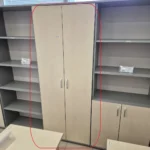 Beržo ir pilkos spalvos dokumentų spinta su lentynomis