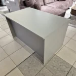 Pilkas darbo stalas su pilnu kojų uždengimu