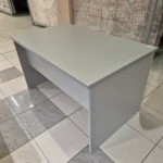 Pilkas nedidelis darbo stalas