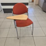 Oranžinė konferencijų kėdė su staliuku