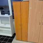 Vyšnios spalvos rūbų spinta