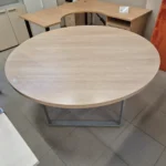 Ąžuolo spalvos apvalus posėdžių stalas