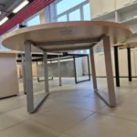 Ąžuolo spalvos apvalus posėdžių stalas - Image 4