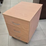 Buko spalvos stalčių blokas ant ratukų