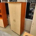 Buko ir beržo spalvos rūbų spinta