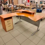 Buko ir beržo spalvos kairinis kampinis biuro stalas