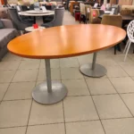 Buko spalvos ovalo formos posėdžių stalas